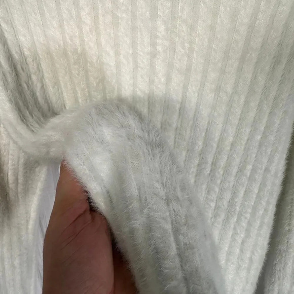 Babton  Aritzia Fuzzy Ribbed White Sweater‎ XS - Picture 5 of 7